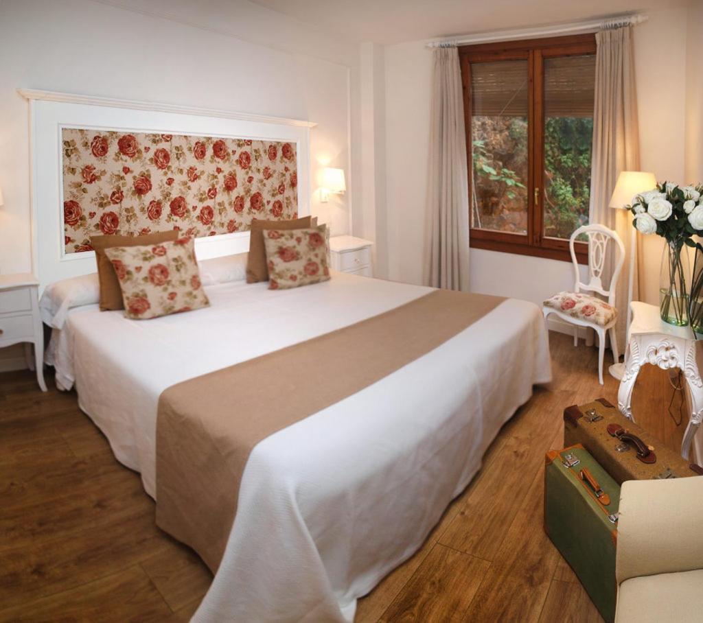 Hotel Santa Maria De Alquezar Bagian luar foto